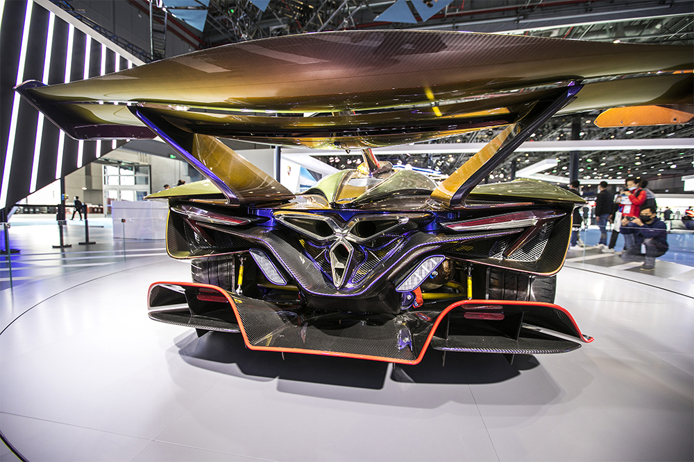 2020年11月5日，上海，來自德國的全球首款全碳纖維跑車亮相進(jìn)博會(huì)。該車總重量只有1250KG。