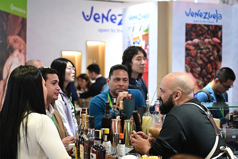 2023年11月9日，上海，觀眾在進(jìn)博會(huì)委內(nèi)瑞拉館參觀、交流、洽談。