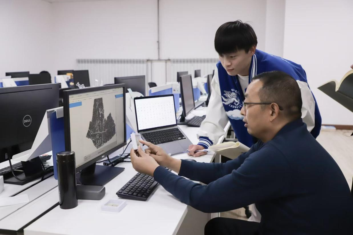 安陽師范學(xué)院甲骨文信息處理教育部重點(diǎn)實(shí)驗(yàn)室，劉永革正在給學(xué)生講甲骨文。受訪者供圖