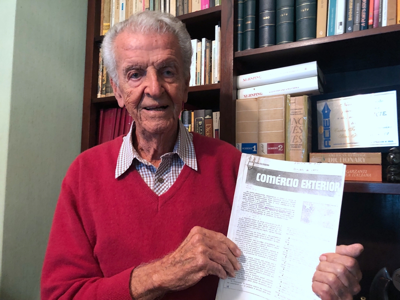 卡洛斯·塔瓦雷斯與其1971年發(fā)表的文章《中國的對外貿(mào)易》。資料圖片