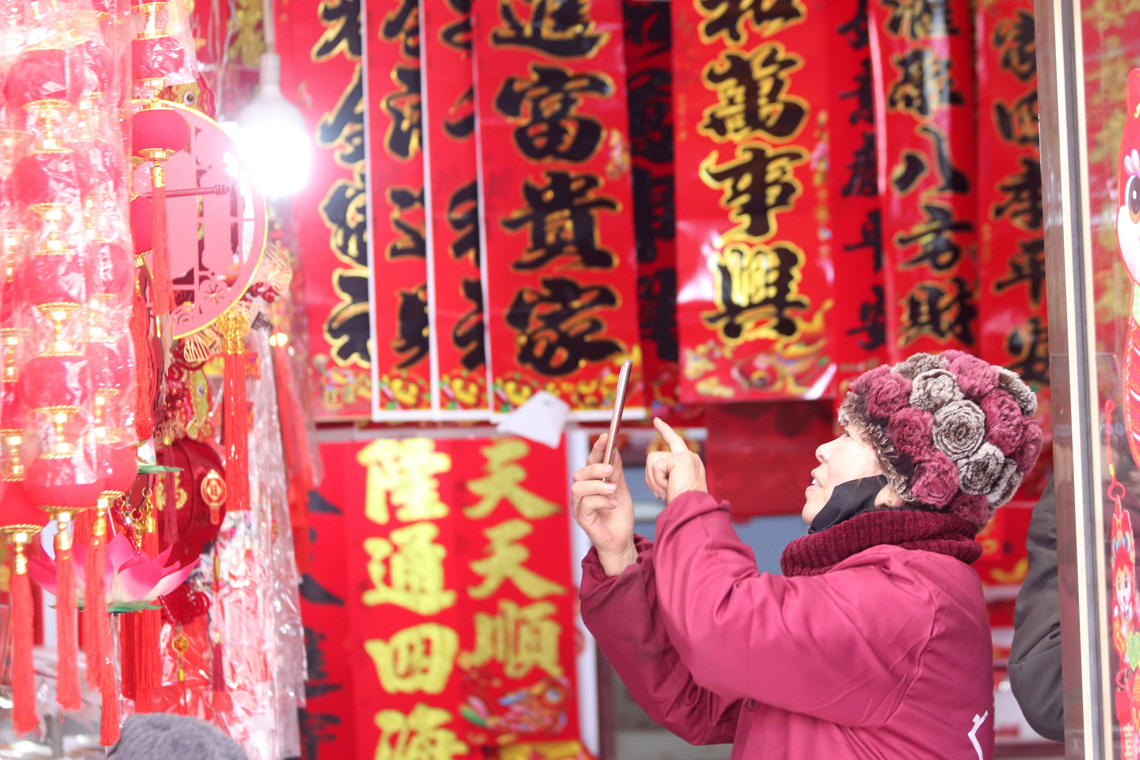 2025年1月5日，在山東省高密市夏莊鎮(zhèn)東李家村，商戶使用手機推銷新春飾品。