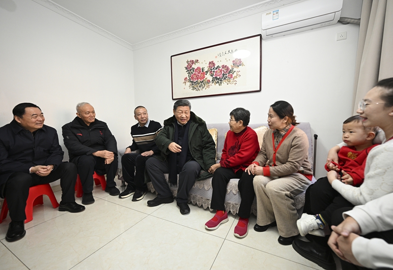 2025年1月23日上午，習(xí)近平總書記在遼寧沈陽大東區(qū)長安街道長安小區(qū)考察時，走進(jìn)居民郎素蘭家中看望。