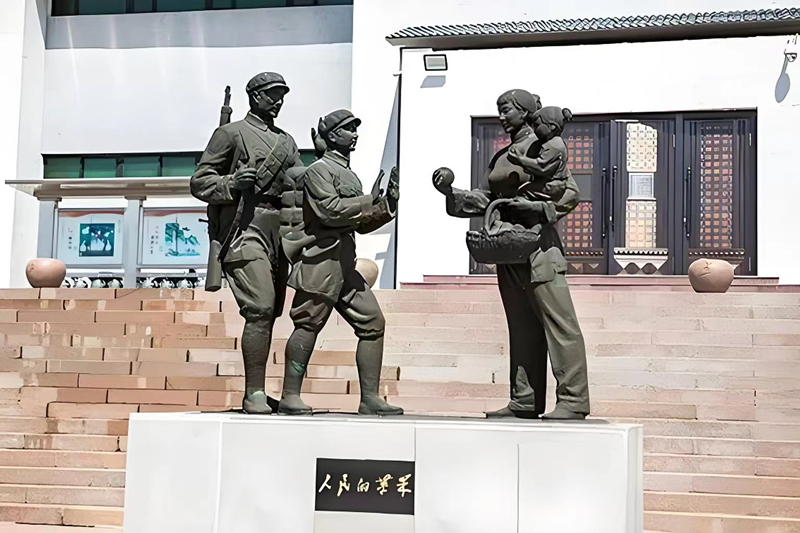 錦州蘋果廉政文化展覽館前的《人民的蘋果》主題雕塑。（由遼沈戰(zhàn)役紀(jì)念館供圖）