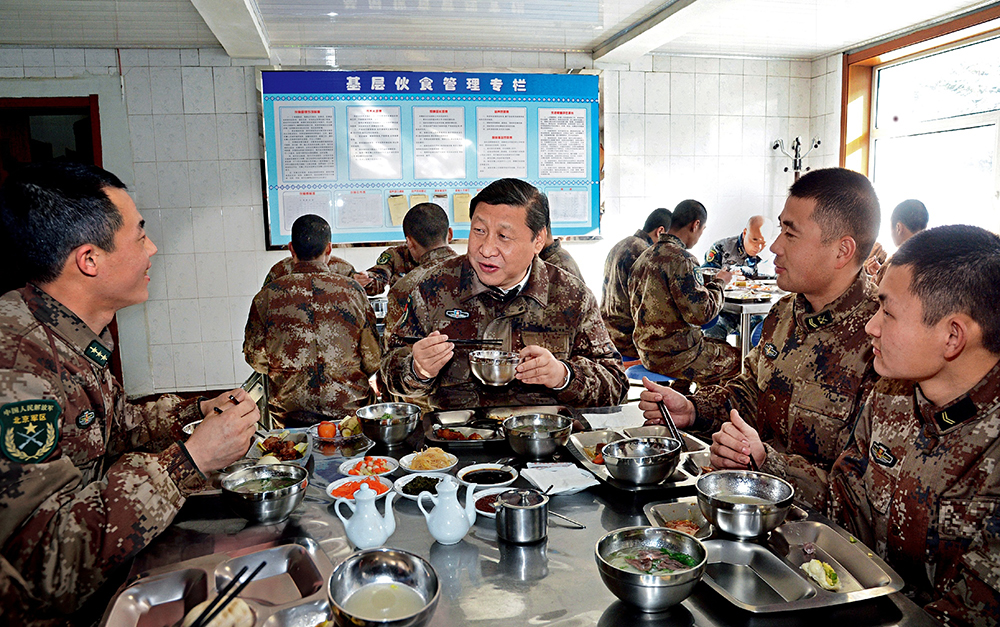 2014年1月26日，習近平主席專程來到內蒙古軍區(qū)邊防某部，親切看望慰問戍邊官兵。這是在連隊食堂，習近平主席同戰(zhàn)士們一起用餐。