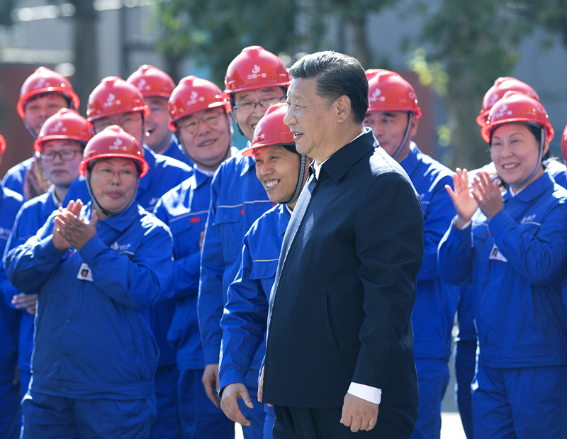 2018年9月26日，在中國(guó)一重集團(tuán)，習(xí)近平總書(shū)記走到工人中間，同大家親切交流。