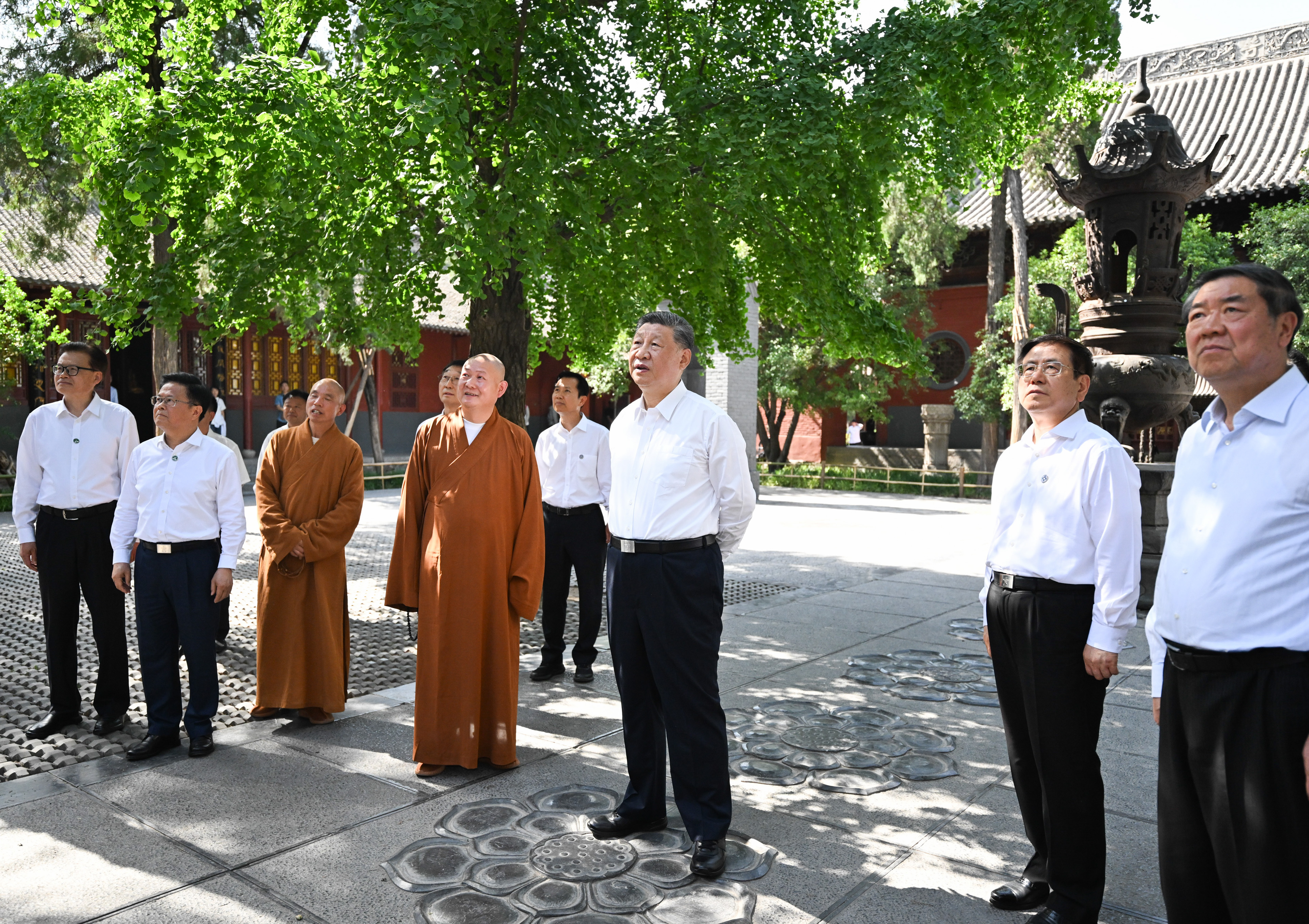 5月19日至20日，中共中央總書記、國(guó)家主席、中央軍委主席習(xí)近平在河南考察。這是19日下午，習(xí)近平在洛陽白馬寺考察。新華社記者 燕雁 攝