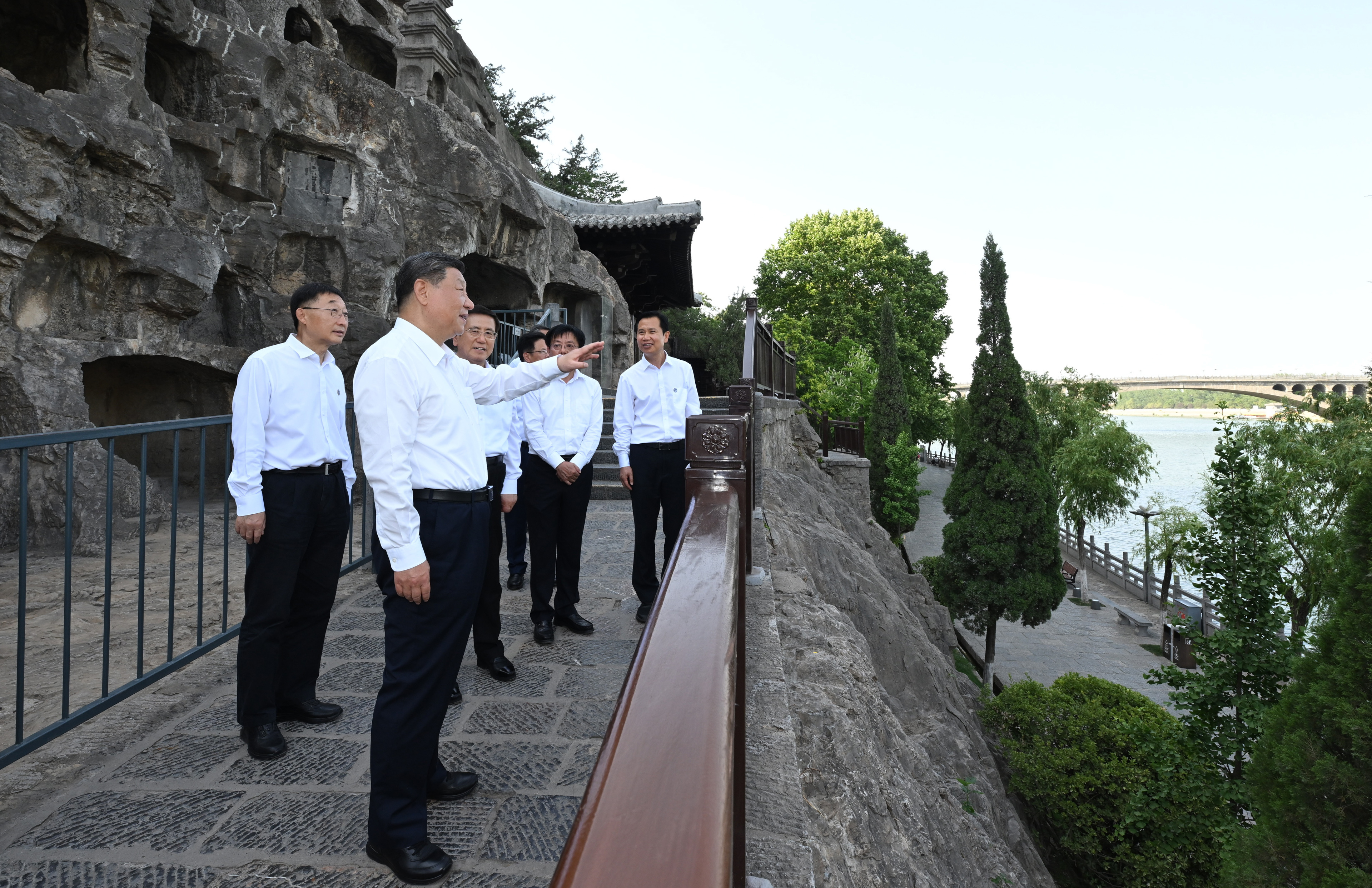 5月19日至20日，中共中央總書記、國家主席、中央軍委主席習(xí)近平在河南考察。這是19日下午，習(xí)近平在洛陽龍門石窟考察。新華社記者 謝環(huán)馳 攝