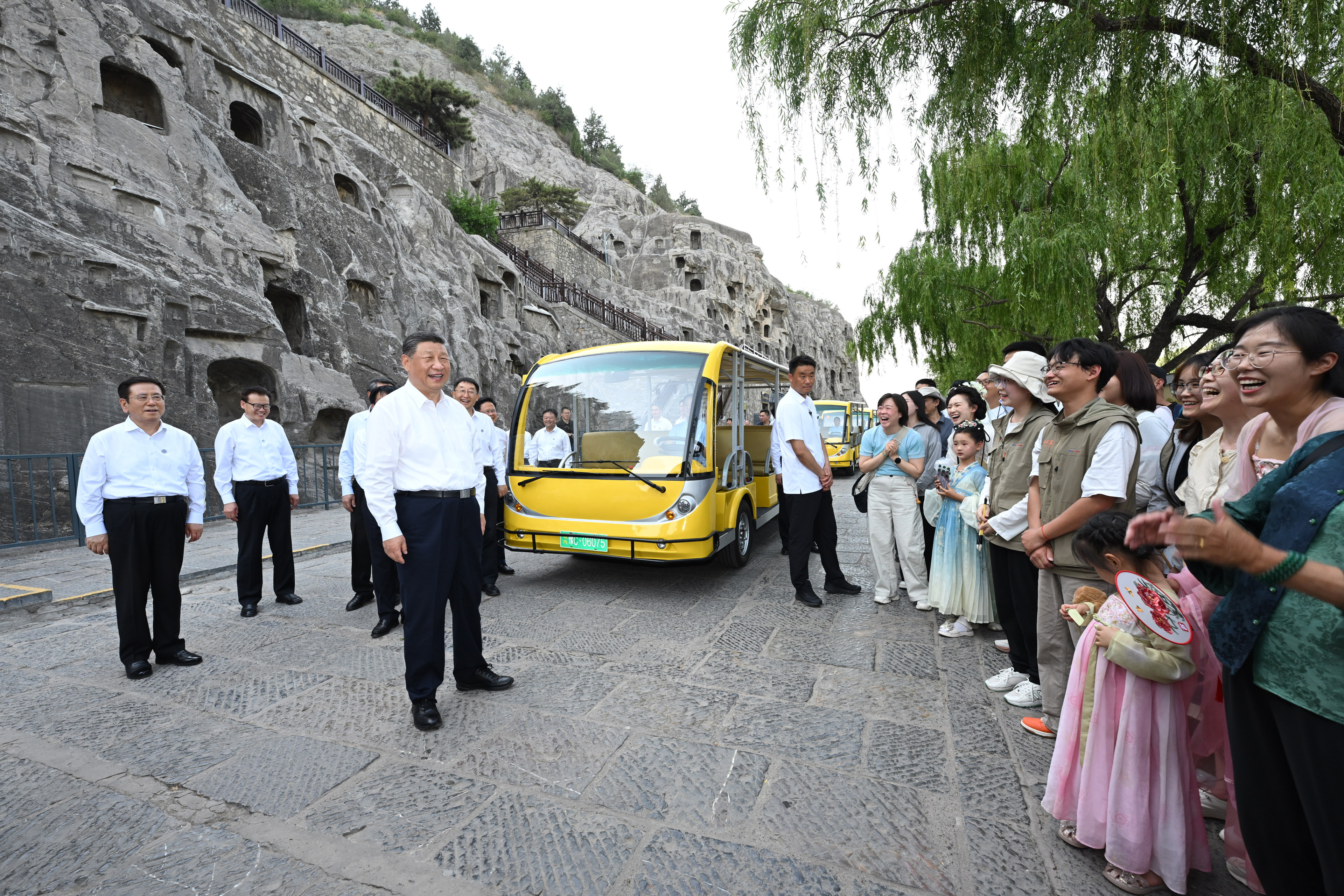5月19日至20日，中共中央總書記、國家主席、中央軍委主席習(xí)近平在河南考察。這是19日下午，習(xí)近平在洛陽龍門石窟考察時(shí)，同游客親切交流。新華社記者 謝環(huán)馳 攝