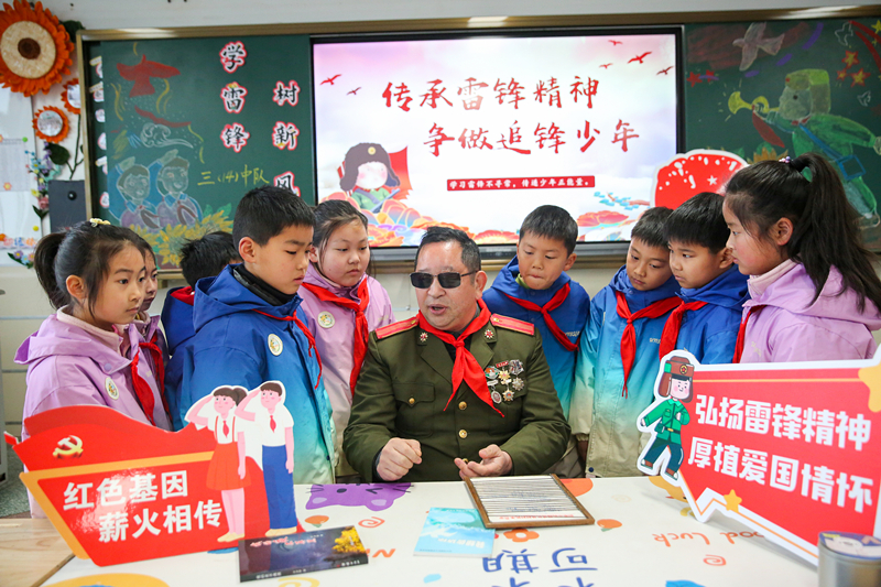 2025年3月3日，江蘇南通如皋市安定小學(xué)里，傷殘軍人許波銀在思政小課堂上向?qū)W生講述雷鋒故事。