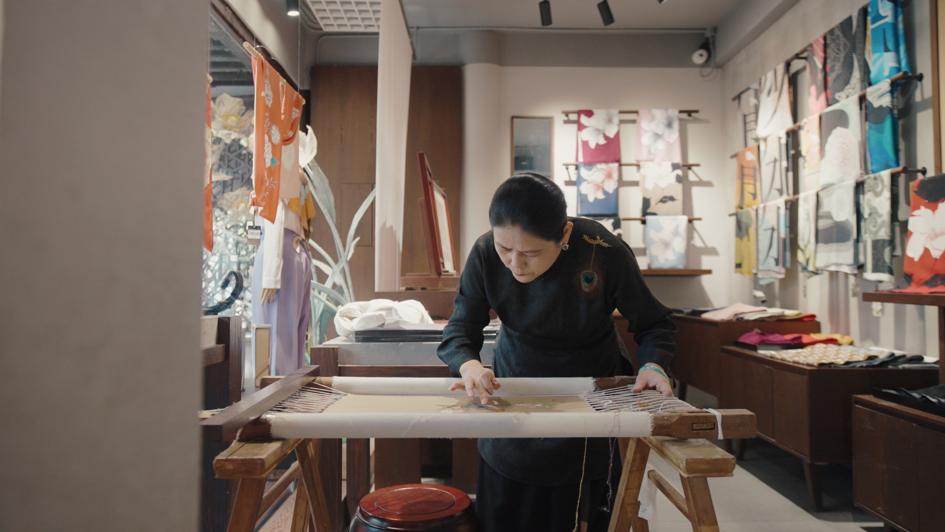 蘇繡代表性傳承人盧建英正在繡制作品。人民網(wǎng)記者 葛泰佚攝