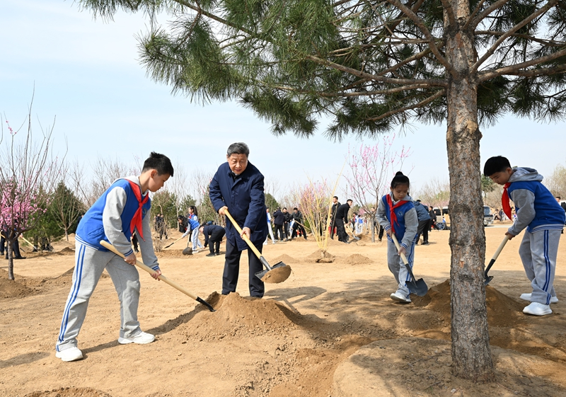 2025年4月3日，習(xí)近平總書記來到北京豐臺(tái)區(qū)永定河畔參加首都義務(wù)植樹活動(dòng)。