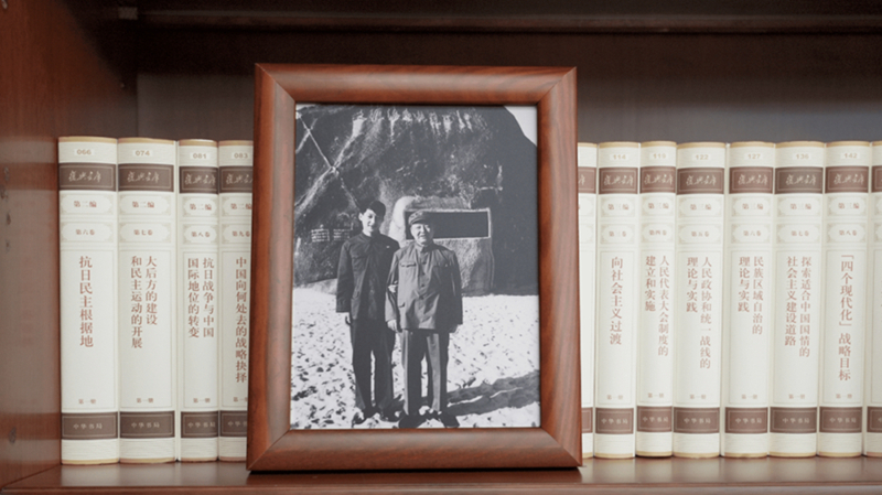 2022年12月31日，習(xí)近平辦公室的書架上擺放著他和父親的合影。
