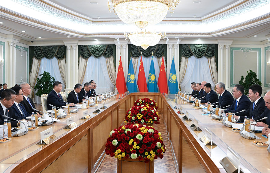 當(dāng)?shù)貢r(shí)間6月16日下午，哈薩克斯坦總統(tǒng)托卡耶夫同中國(guó)國(guó)家主席習(xí)近平在阿斯塔納總統(tǒng)府舉行會(huì)談。