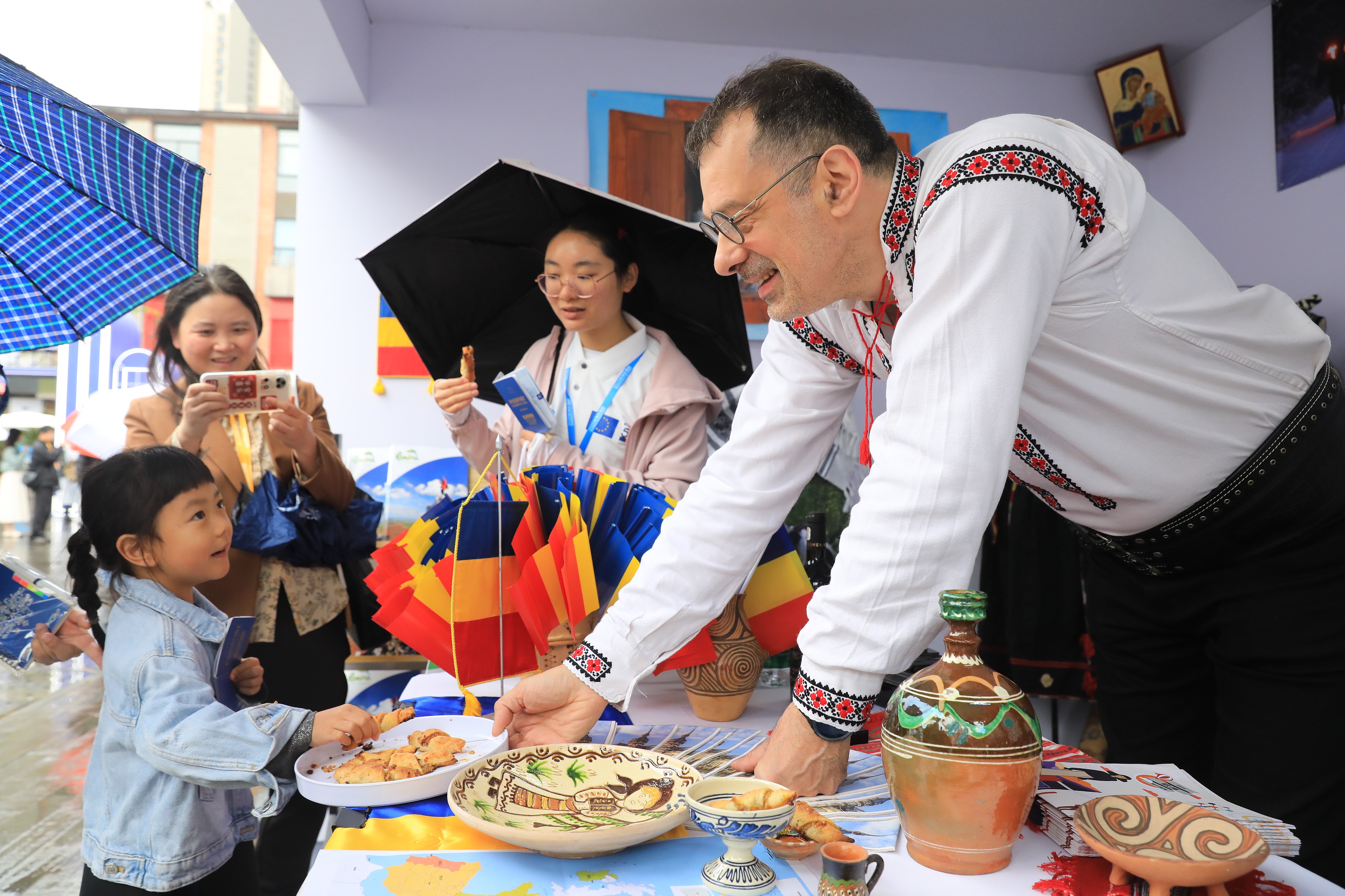 2025年4月12日，四川省成都市“2025成都·歐洲文化季”活動融匯藝術(shù)、音樂、美食與互動體驗(yàn)，為民眾打造了一場“沉浸式”文化嘉年華。