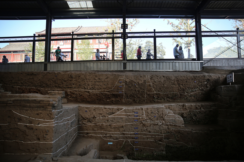 2019年9月7日，人們透過玻璃幕墻看開元寺南廣場(chǎng)遺址考古現(xiàn)場(chǎng)。