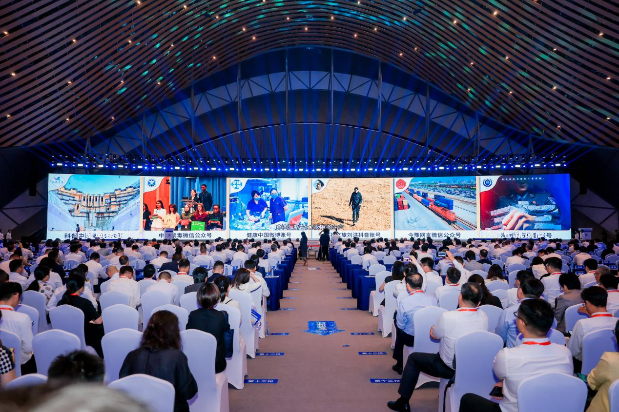 2025年中國網(wǎng)絡(luò)文明大會(huì)《走好網(wǎng)上群眾路線百個(gè)成績(jī)突出賬號(hào)推選活動(dòng)成果》發(fā)布現(xiàn)場(chǎng)。