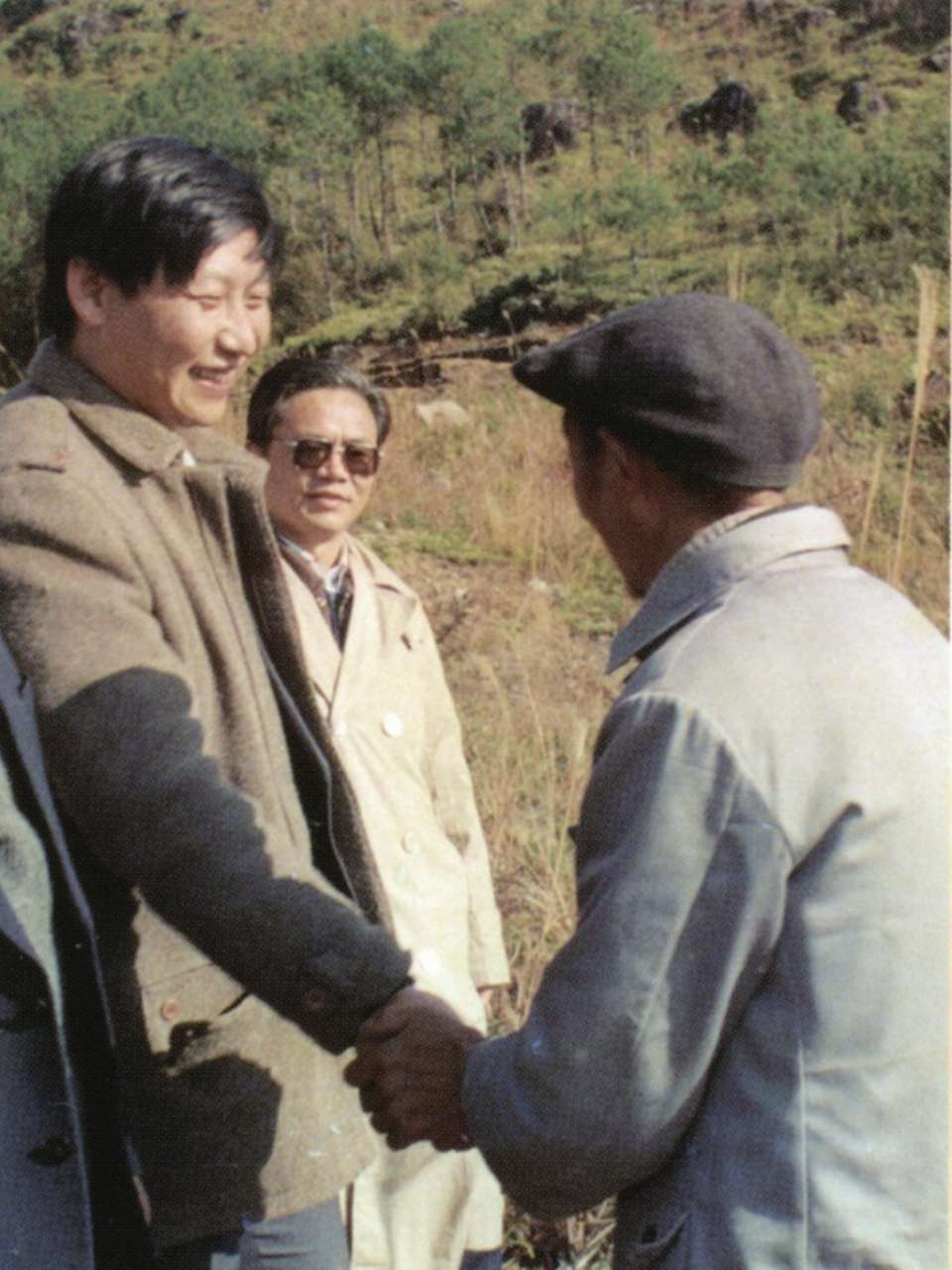 1989年1月，習(xí)近平到周寧縣走訪種林專業(yè)戶。（圖源：《習(xí)近平在寧德》）