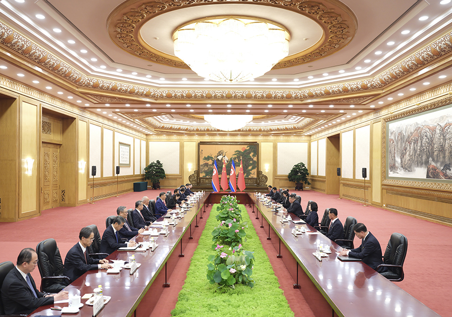 9月4日晚，中共中央總書(shū)記、國(guó)家主席習(xí)近平在北京人民大會(huì)堂同來(lái)華出席紀(jì)念中國(guó)人民抗日戰(zhàn)爭(zhēng)暨世界反法西斯戰(zhàn)爭(zhēng)勝利80周年活動(dòng)的朝鮮勞動(dòng)黨總書(shū)記、國(guó)務(wù)委員長(zhǎng)金正恩舉行會(huì)談。