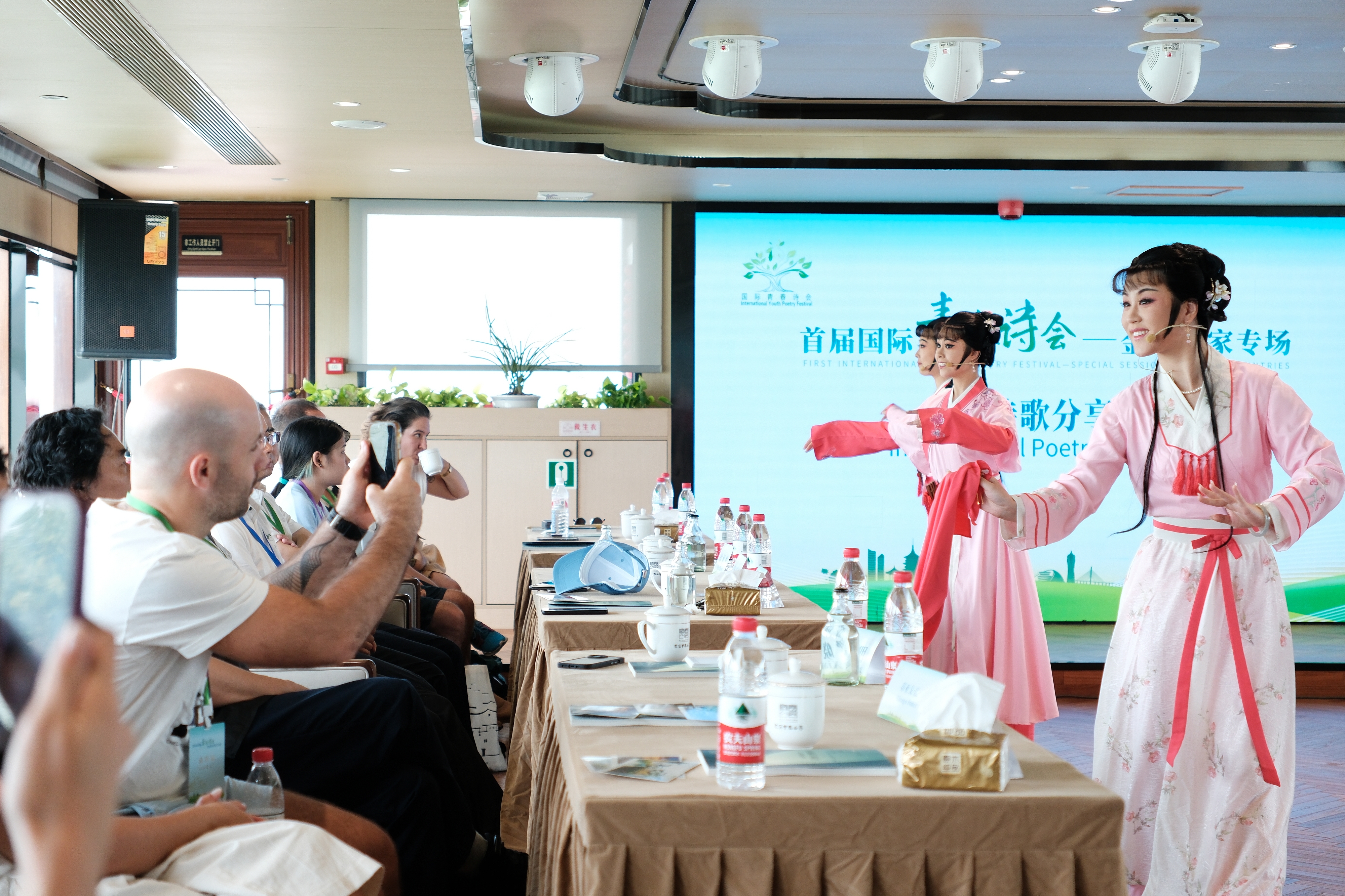 2024年7月21日，浙江杭州，金磚國(guó)家外國(guó)友人欣賞越劇《富陽(yáng)新曲》。