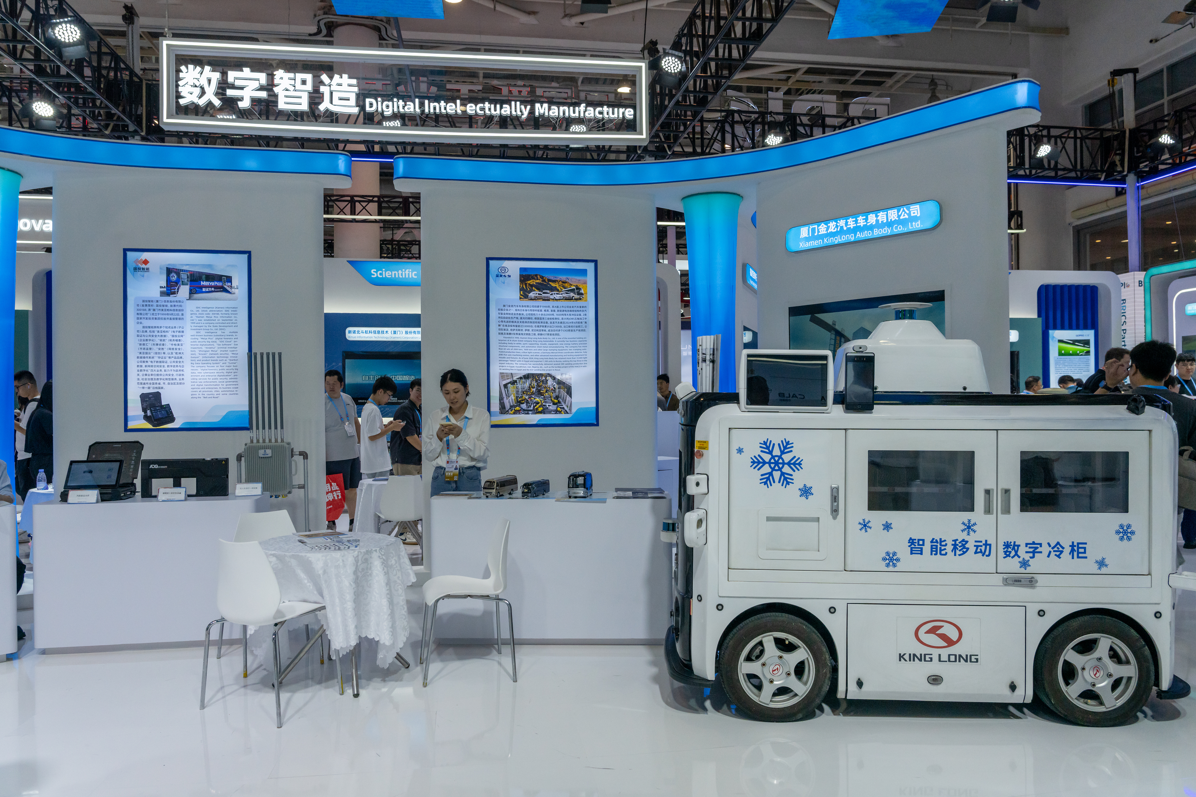 2024年9月9日，福建廈門(mén)，觀眾在金磚國(guó)家新工業(yè)革命伙伴關(guān)系創(chuàng)新基地展位參觀、洽談。