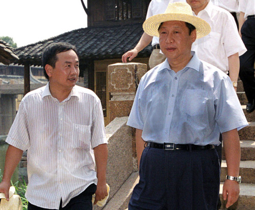 2005年8月3日，習(xí)近平在浙江嘉興桐鄉(xiāng)市烏鎮(zhèn)調(diào)研古鎮(zhèn)保護(hù)工作。資料圖片