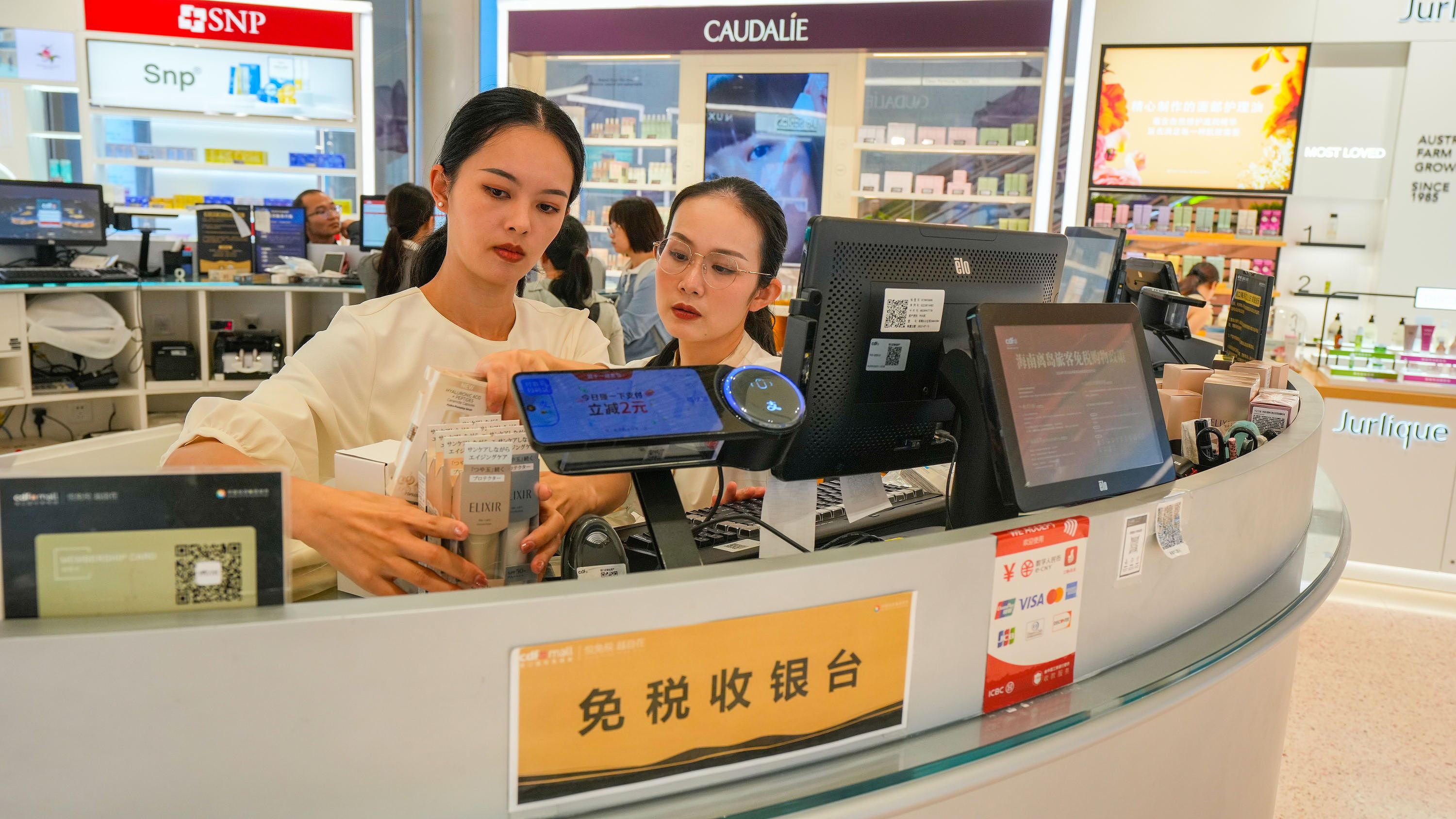 2025年11月1日，?？?，cdf海口國(guó)際免稅城內(nèi)人頭攢動(dòng)，眾多旅客在選購免稅商品。
