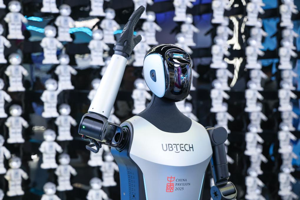 △ 2025年4月23日，在深圳優(yōu)必選科技展廳內(nèi)，商用版人形機器人Walker C向觀眾揮手致意。