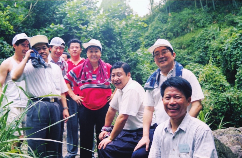 1999年6月，習近平在福州森林公園參加紀念毛主席“發(fā)展體育運動，增強人民體質”題詞47周年登山健身活動。（圖片來源：《習近平在福建（下冊）》