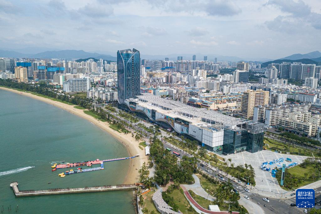 海南自貿(mào)港重點(diǎn)園區(qū)——三亞中央商務(wù)區(qū)（無(wú)人機(jī)照片，11月1日攝）。新華社記者 蒲曉旭攝