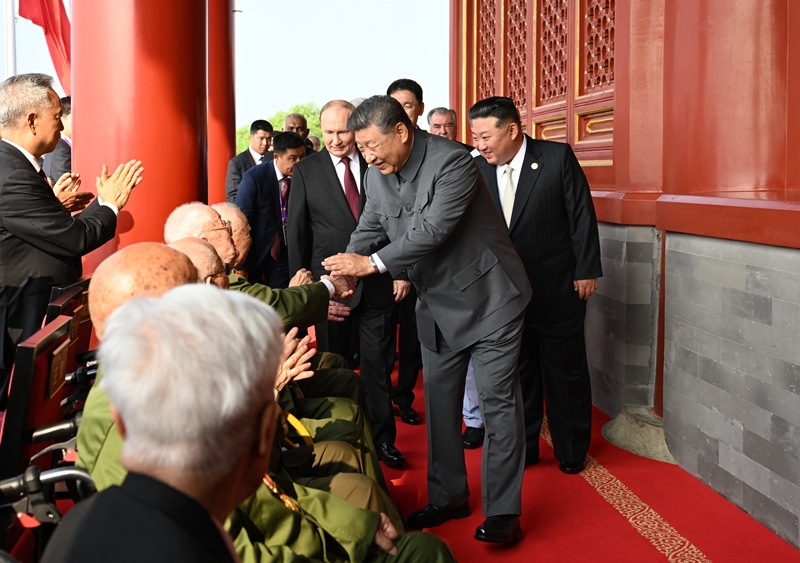2025年9月3日，習(xí)近平總書記同抗戰(zhàn)老戰(zhàn)士老同志代表親切握手，向他們表示崇高敬意。