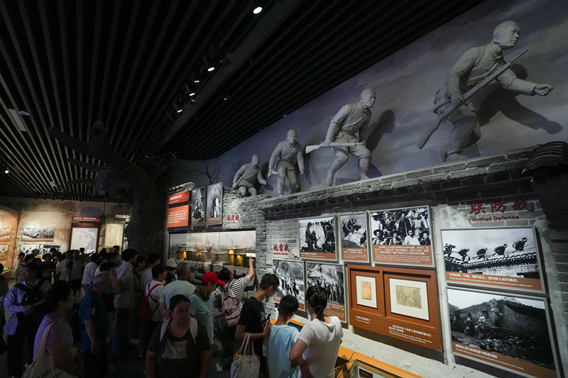 2025年7月8日，參觀者在中國人民抗日戰(zhàn)爭紀念館參觀《為了民族解放與世界和平》主題展覽。