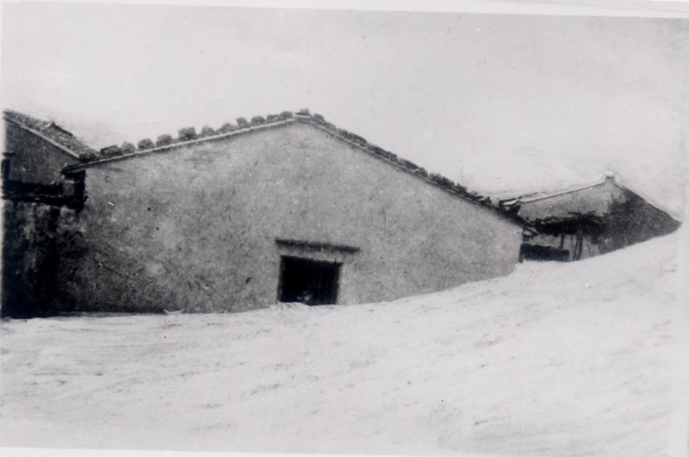 昔日的東山島風(fēng)沙掩埋部分村民村舍（資料照片）。