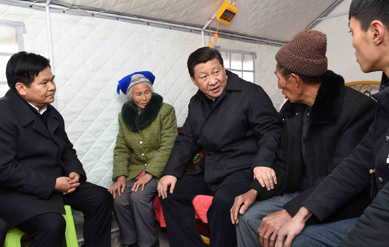 2015年1月19日，習(xí)近平總書記來到云南魯?shù)榭h小寨鎮(zhèn)甘家寨紅旗社區(qū)過渡安置點(diǎn)，看望受災(zāi)群眾甘正芬和她的老伴兒鄒體富。