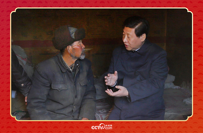 2013年2月3日，習(xí)近平總書記和甘肅省定西市渭源縣元古堆村八旬老黨員馬崗親切交談，了解當?shù)厣a(chǎn)生活情況。