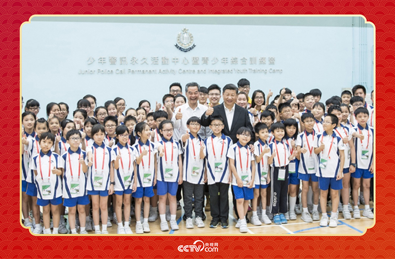 2017年6月30日上午，國家主席習近平來到香港少年警訊永久活動中心暨青少年綜合訓練營考察，看望正在訓練的香港青少年。這是習近平同少年警訊成員合影。