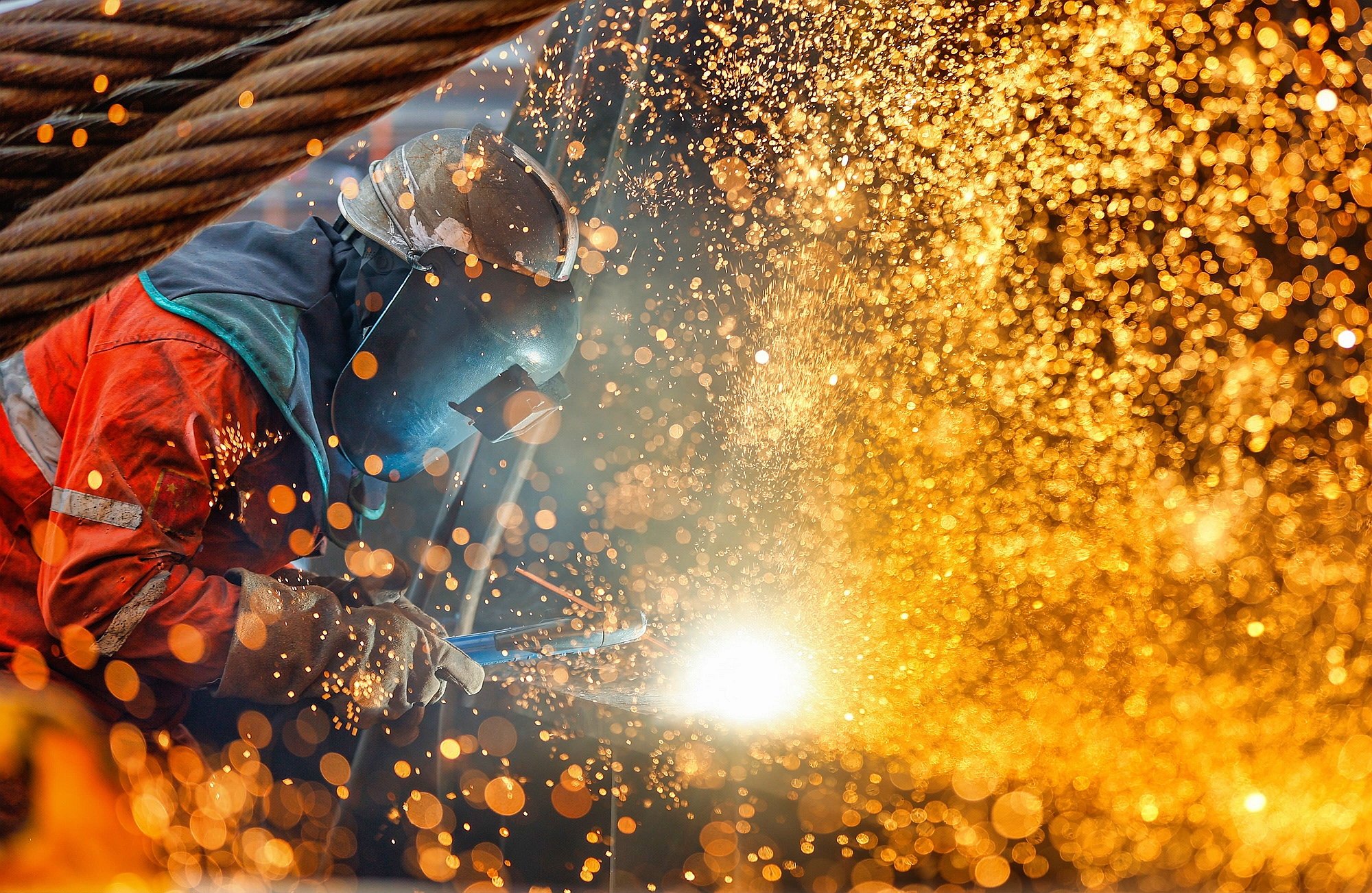 △ 2026年1月29日，在天津市濱海新區(qū)，海上油氣平臺建設(shè)工人進(jìn)行現(xiàn)場施工。