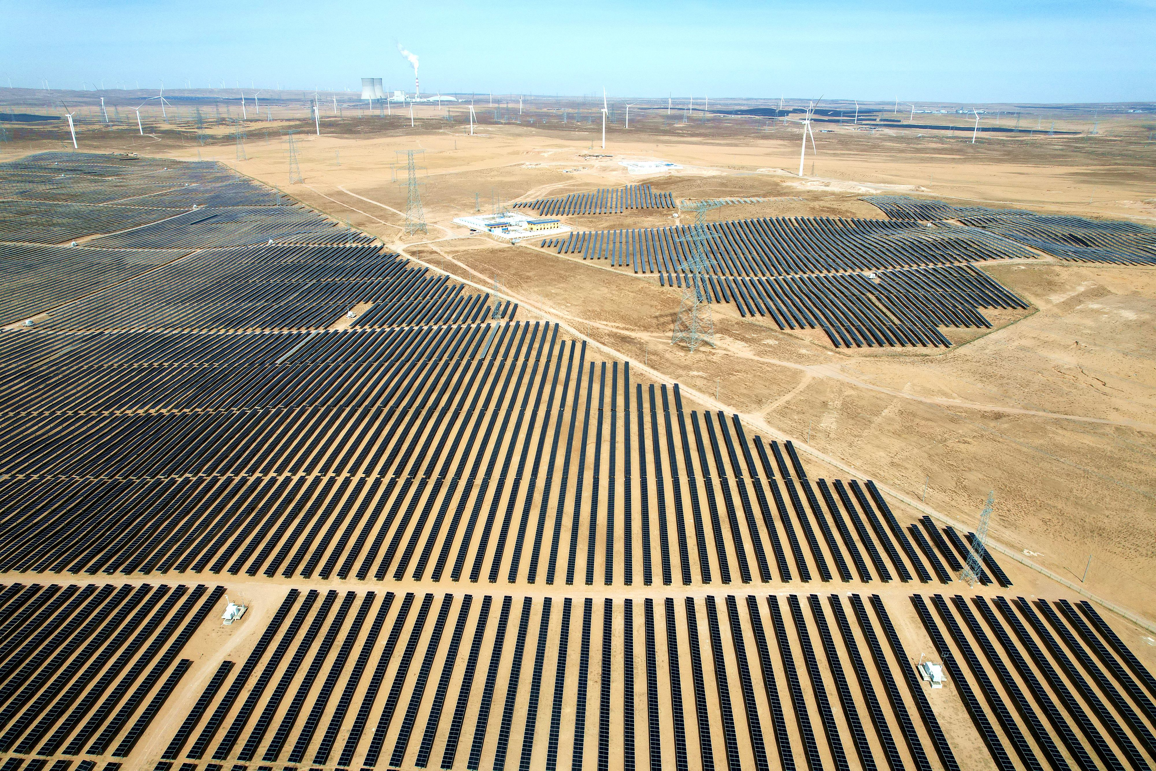 2026年3月18日，寧夏銀川，在靈武市白土崗鄉(xiāng)的一處光伏產(chǎn)業(yè)基地，成片的太陽能光伏板匯成一片“藍色海洋”。