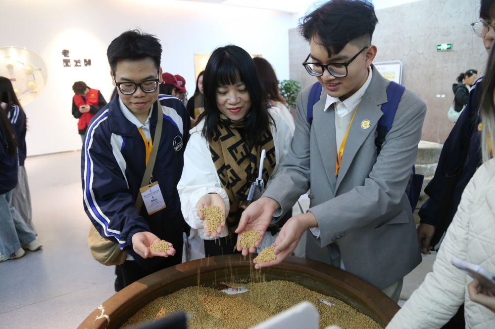 2026年3月30日，參加“紅色研學(xué)之旅”的越南青年在河北參觀新農(nóng)村建設(shè)。