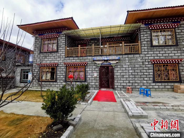 圖為林芝米林縣羌納鄉(xiāng)西嘎村村民家家戶戶發(fā)展庭院經(jīng)濟(jì)，院內(nèi)種滿了各種果樹。　趙延 攝