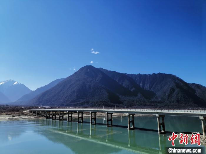 圖為現(xiàn)在已經(jīng)通車的魯霞大橋?！≮w延 攝