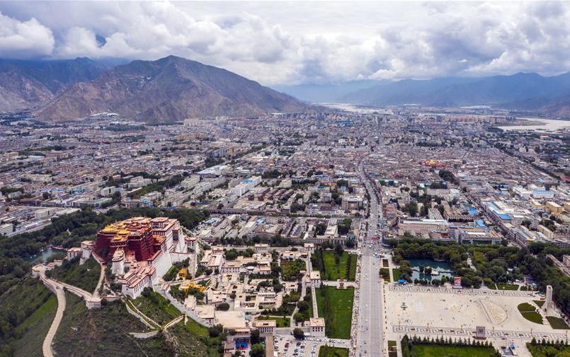 鳥瞰拉薩古城（8月10日無(wú)人機(jī)拍攝）。新華社記者 李鑫 攝.jpg