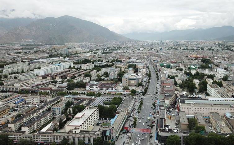 8月10日無(wú)人機(jī)拍攝的拉薩城市一景。新華社記者 王益亮 攝.jpg