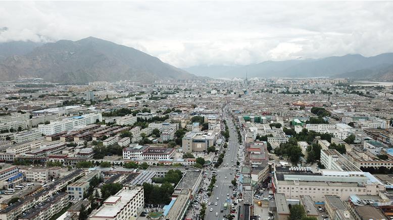 8月10日無人機(jī)拍攝的拉薩城市一景。新華社記者 王益亮 攝.jpg