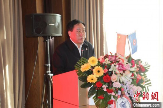 圖為中國(guó)非公立醫(yī)療機(jī)構(gòu)協(xié)會(huì)常務(wù)副會(huì)長(zhǎng)兼秘書(shū)長(zhǎng)郝德明致辭?！№n相澤 攝
