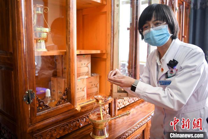 湖南中醫(yī)藥大學(xué)第一附屬醫(yī)院外治科援藏醫(yī)生譚濤介紹中醫(yī)和藏醫(yī)向結(jié)合的霍爾麥療法?！钊A峰 攝