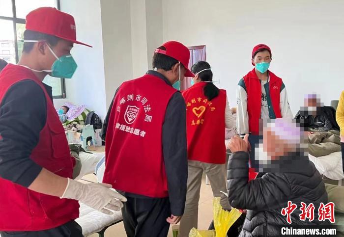 圖為得到妥善安置周到的服務(wù)，患者向志愿者豎起大拇指?！∪湛t市委宣傳部供圖