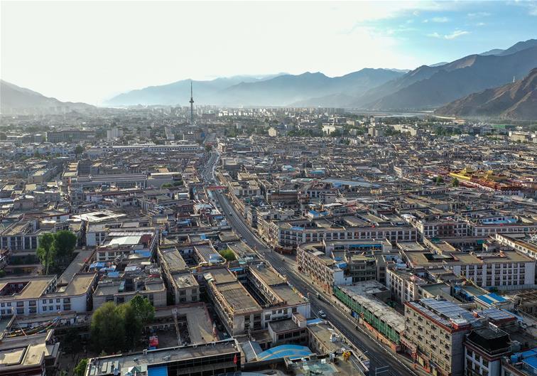 鳥瞰拉薩古城??5??16日無人機(jī)拍攝）???新華社記??? 張汝?? ??.jpg