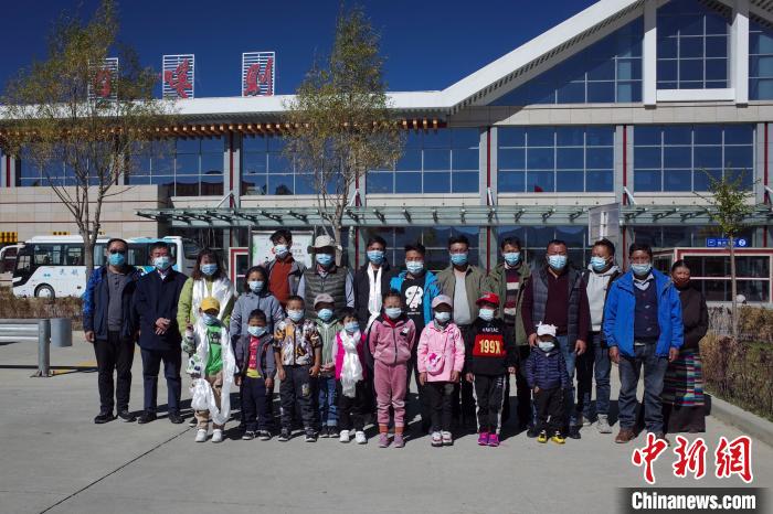 10位接受先心病治療的孩子及家長(zhǎng)、工作人員等在日喀則和平機(jī)場(chǎng)合影。　江飛波 攝