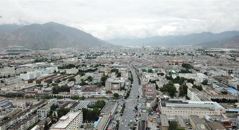 8月10日無人機拍攝的拉薩城市一景。新華社記者 王益亮 攝.jpg