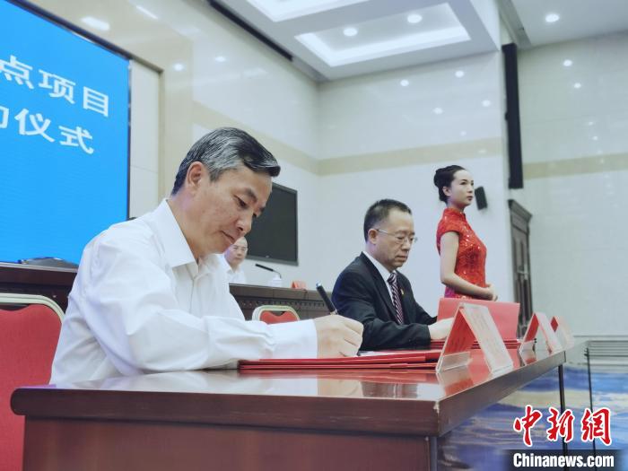 圖為青海省副省長(zhǎng)匡湧(左)簽訂合作共建區(qū)域醫(yī)療中心框架協(xié)議?！?zhí)砀?攝